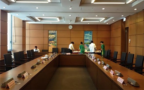 9h20 phút, phòng họp tổ chỉ còn nhân viên phục vụ dọn dẹp bàn trà (ảnh Vneconomy.vn) 9h20 phút, phòng họp tổ chỉ còn nhân viên phục vụ dọn dẹp bàn trà (ảnh Vneconomy.vn)