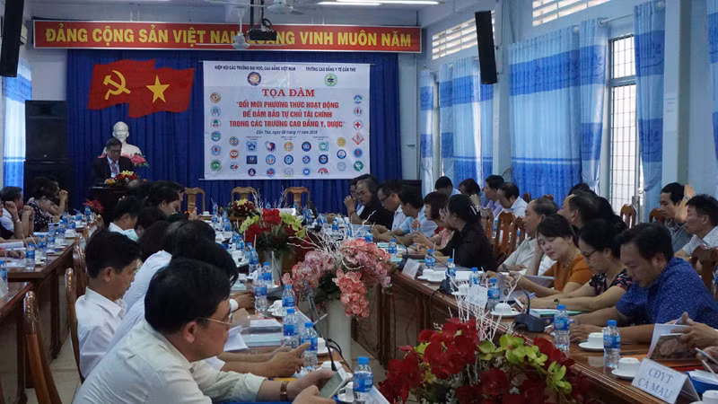 Buổi tọa đàm “Đổi mới phương thức hoạt động để đảm bảo tự chủ tài chính trong các trường cao đẳng Y, Dược”. (Ảnh: H.L) Buổi tọa đàm “Đổi mới phương thức hoạt động để đảm bảo tự chủ tài chính trong các trường cao đẳng Y, Dược”. (Ảnh: H.L)