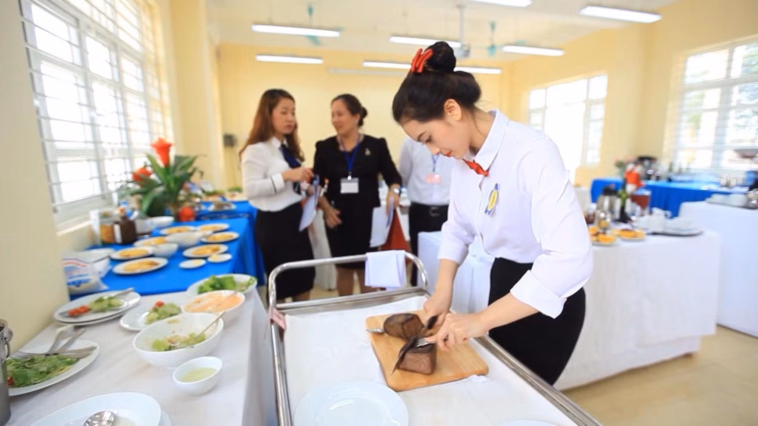 Sinh viên trúng tuyển một số chuyên ngành tại Trường Đại học Hạ Long từ 19 điểm trở lên sẽ được thưởng lớn (Ảnh: CTV)