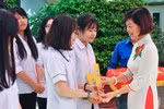 Cô giáo Lê Thị Minh Tâm, Hiệu trưởng Trường Trung học cơ sở Tô Hiệu chúc mừng và chào đón hơn 400 học sinh khối 6 (Ảnh: Quyết Cương)