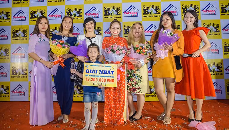 Cô bé Lê Nguyễn Thảo Vy nhận giải nhất Cuộc thi Spelling bee contest 2018. (Ảnh: Gia đình cung cấp) Cô bé Lê Nguyễn Thảo Vy nhận giải nhất Cuộc thi Spelling bee contest 2018. (Ảnh: Gia đình cung cấp)