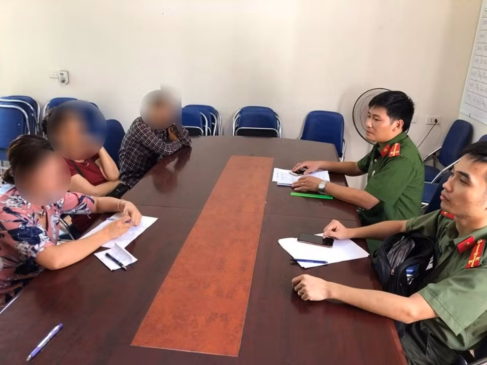 Cô Lê Thị Chiều (ngoài cùng bên trái) khai nhận hành vi đánh cháu H. tại cơ quan công an (Ảnh: CTV)