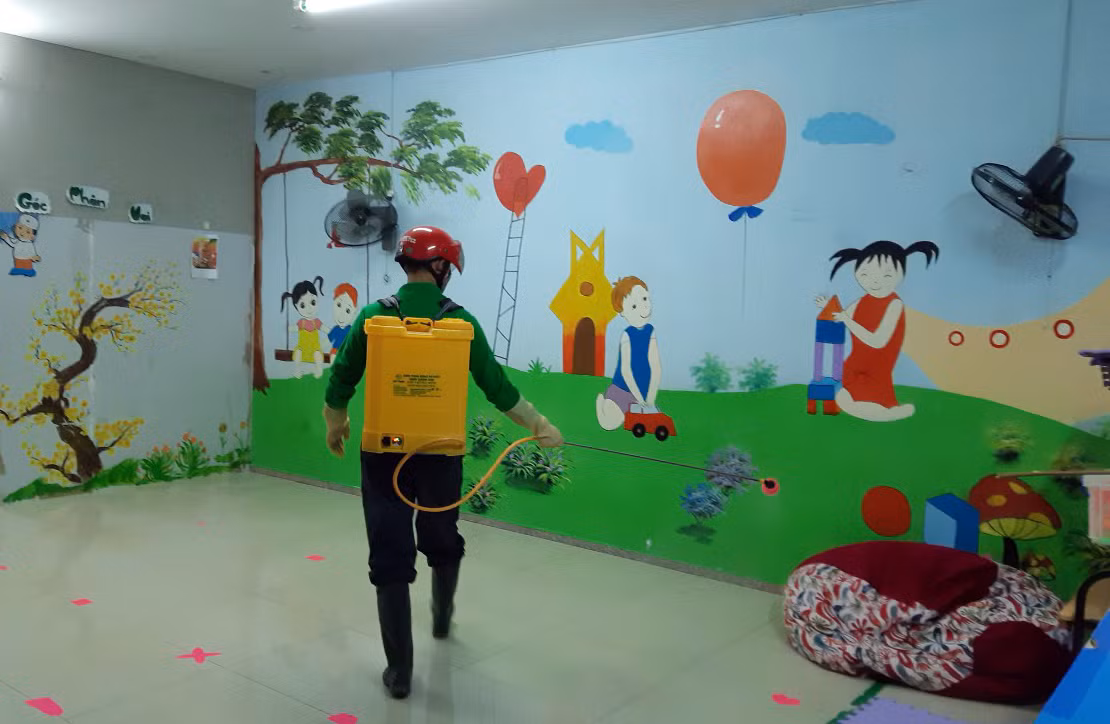Anh Nguyễn Văn Công tự nguyện phun thuốc khử khuẩn miễn phí cho một số trường tư thục (Ảnh: Nhân vật cung cấp)