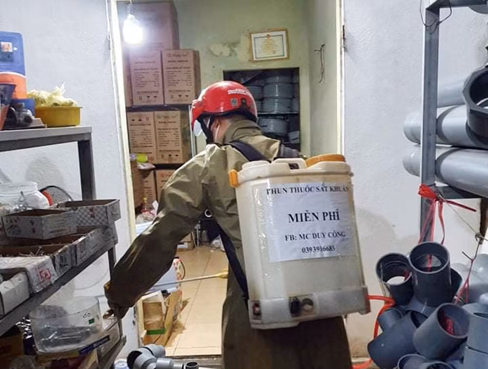 Anh Công không quản ngại khó khăn tới phun thuốc khử khuẩn miễn phí cho các hộ dân (Ảnh: Nhân vật cung cấp)