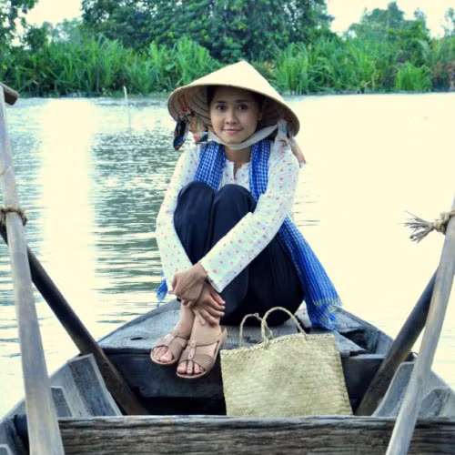 Tường Vi phim "Về quê cưới vợ" với áo bà ba,khăn rằn đã hóa thân thành người con gái sông nước miền tây.