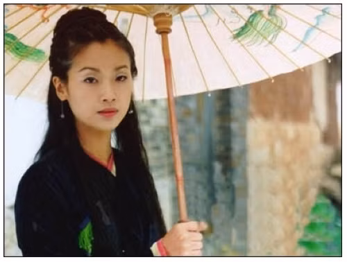 Số 65. Ngô Thanh Liên vai Tiểu Long Nữ trong “Thần điêu đại hiệp” 1998. Theo như kịch bản thì Tiểu Long Nữ là người châu Phi, thế nhưng tạo hình của Ngô Thanh Liên lại hoàn toàn đi ngược lại với kịch bản, thêm vào đó tạo hình nhân vật Dương Qúa của Nhậm Hiền Tề cũng không được lòng khán giả, tuy về diễn xuất thì không chê vào đâu được của hai người. Số 65. Ngô Thanh Liên vai Tiểu Long Nữ trong “Thần điêu đại hiệp” 1998. Theo như kịch bản thì Tiểu Long Nữ là người châu Phi, thế nhưng tạo hình của Ngô Thanh Liên lại hoàn toàn đi ngược lại với kịch bản, thêm vào đó tạo hình nhân vật Dương Qúa của Nhậm Hiền Tề cũng không được lòng khán giả, tuy về diễn xuất thì không chê vào đâu được của hai người.