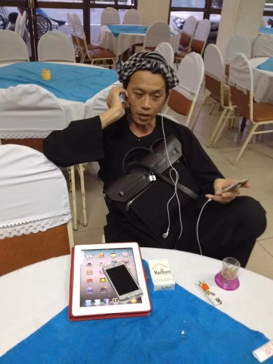 "Alo Tư ruộng nè. Bữa nay Vàng bao nhiêu 1kg vậy ? Chở qua cho Tư vài trăm ký coi. Trời mưa nên phải rải xuống ruộng trị phèn!" - facebook Võ Hoài Linh.