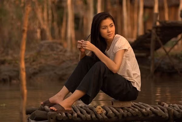 Một hình ảnh đẹp của Tăng Thanh Hà trong trang phục quê mùa dung dị bên bến nước cầu ao.