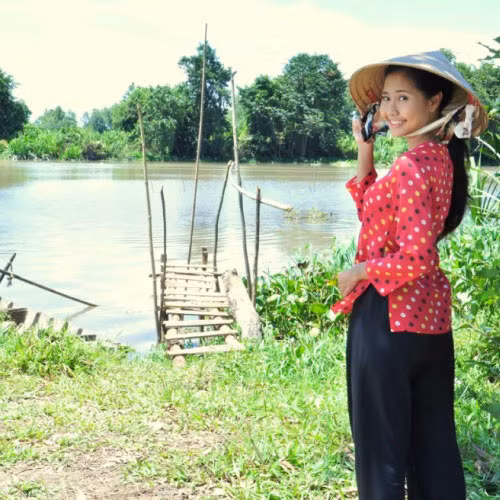 Tường Vi trong phim "Cá rô, em yêu anh" với chiếc áo bà ba đã biến người đẹp thành một thôn nữ đúng điệu.