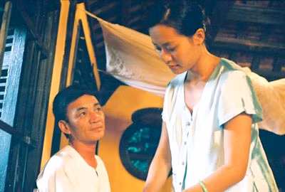 Hồng Ánh vai Hạnh trong phim "Trăng nơi đáy giếng". Bộ phim dài 121 phút dựa theo truyện ngắn cùng tên của nhà văn Trần Thùy Mai, do Hãng phim Giải Phóng hợp tác sản xuất với Hãng Alliance, được Quỹ Fonds Sud và Fonds Francophonie tài trợ.