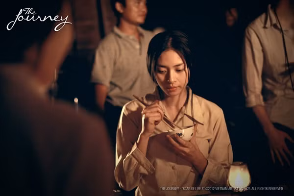 "Những cảnh tôi chạy phải quay tới hơn 8 tiếng đồng hồ mới xong. Quay xong cả người tôi cũng mỏi nhừ luôn", Ngô Thanh Vân kể lại.