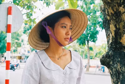 Những tưởng đó là sự hy sinh cao cả đến tận cùng để hiến dâng và vun đắp hạnh phúc, tình yêu cho người chồng, nào ngờ tình yêu bị đánh cắp, hạnh phúc vỡ tan, “người chồng thần tượng” trở thành gã đàn ông tầm thường ngồi giặt quần phục vụ cô vợ mới vốn là người được “thuê đẻ”. Hồng Ánh mang lại niềm tự hào cho điện ảnh Việt khi dành giải Nữ diễn viên xuất sắc của Giải thưởng Phim Á - Phi tại Liên hoan phim Dubai. Giải thưởng trị giá 10.000 USD. bộ phim từng được đề cử tham dự Liên hoan Phim Rotterdam tại Hà Lan.