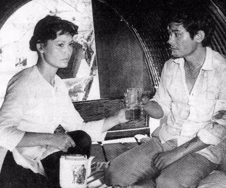 NSƯT Minh Châu vai cô gái điếm tên Nguyệt trong phim“Cô gái trên sông” (1988) của đạo diễn Đặng Nhật Minh. Trên sông Hương, trong một đêm náo loạn bởi cuộc truy lùng ráo riết của cảnh sát ngụy, cô gái giang hồ Nguyệt đã cứu thoát một người đàn ông. Nguyệt cũng không lường trước được cuộc đời mình rồi sẽ sang một bước ngoặt mới sau cái đêm định mệnh ấy. Sau quãng thời gian giằng xé giữa tình cảm cũ với một sĩ quan chế độ cũ với những hy vọng nhen nhóm từ cuộc gặp gỡ bất ngờ trên sông Hương với người đàn ông xa lạ kia, Nguyệt lại rơi vào những thử thách mới trong đời sau ngày giải phóng khi gặp lại người cô đã cứu mạng, nay là một cán bộ cách mạng…