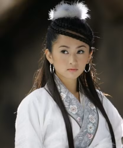 Số 79. Dương Nhụy vai Chung Linh trong “Thiên long bát bộ” 2003, vai Nhạc Vô Song trong “Thần điêu đại hiệp” 2006. Số 79. Dương Nhụy vai Chung Linh trong “Thiên long bát bộ” 2003, vai Nhạc Vô Song trong “Thần điêu đại hiệp” 2006.