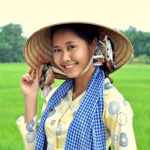 Nữ diễn viên Tường Vi vẫn toát ra vẻ đẹp đôn hậu và hiền dịu khi khoác lên mình trang phục của người phụ nữ nông thôn.