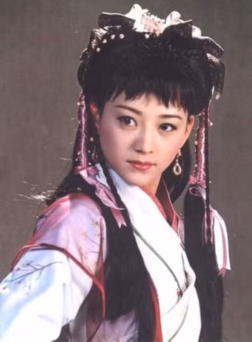Số 67. Miêu Ất Ất vai Nhạc Linh San trong “Tiếu ngạo giang hồ” 2000. Số 67. Miêu Ất Ất vai Nhạc Linh San trong “Tiếu ngạo giang hồ” 2000.
