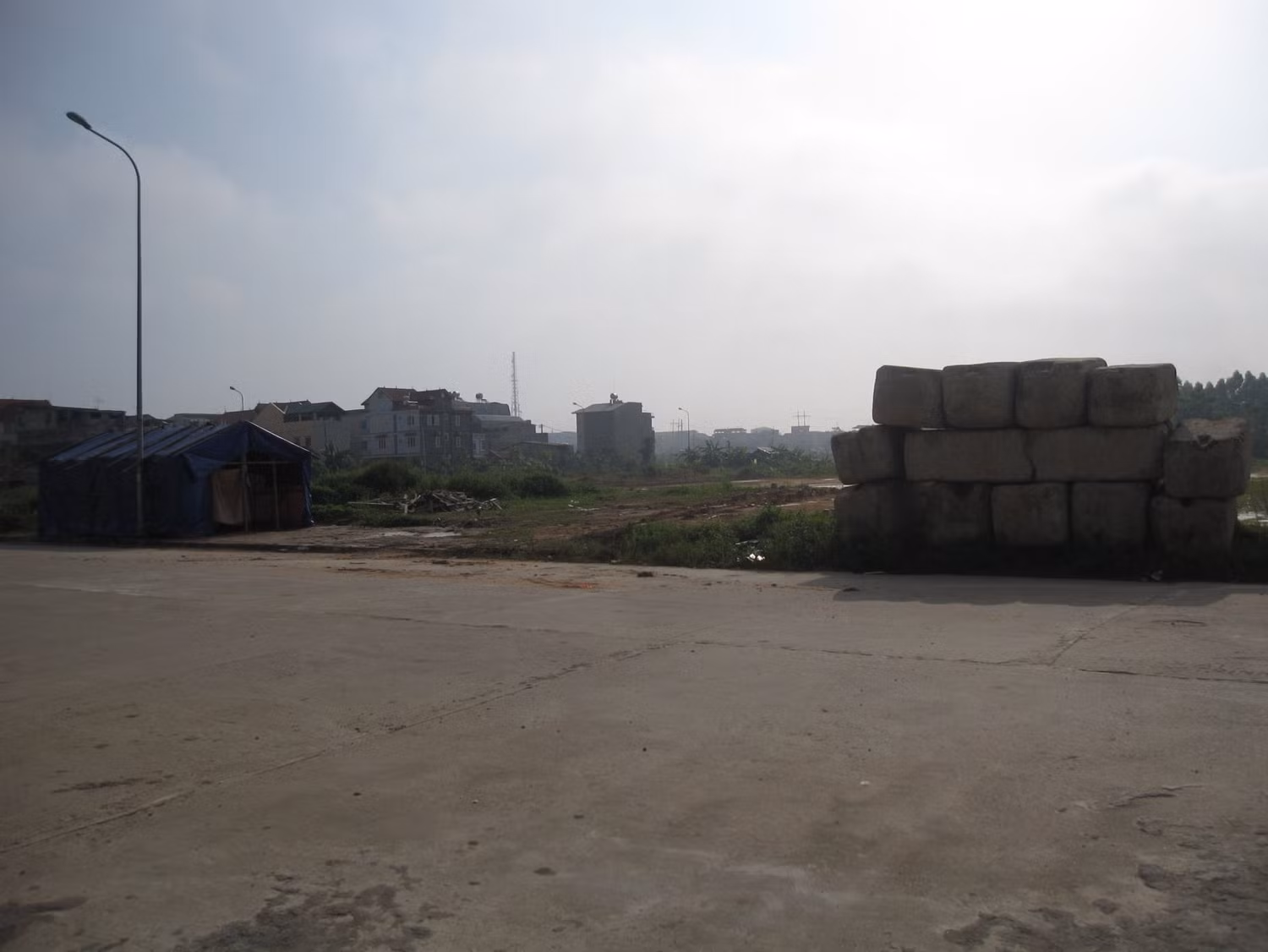 Một vài khối bê tông thử tải nằm trơ cùng thời tiết