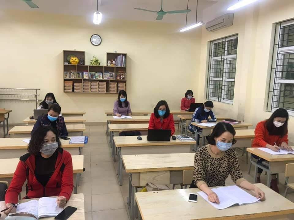 Giáo viên Trường Tiểu học Chu Văn An (quận Ngô Quyền) đang chuẩn bị giáo án để phục vụ cho việc dạy học trực tuyến (Ảnh: Lã Tiến) Giáo viên Trường Tiểu học Chu Văn An (quận Ngô Quyền) đang chuẩn bị giáo án để phục vụ cho việc dạy học trực tuyến (Ảnh: Lã Tiến)