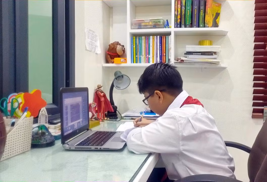Học sinh Trường Trung học cơ sở Tô Hiệu học trực tuyến tại nhà (Ảnh: Nhà trường cung cấp)