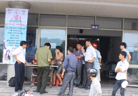 Phòng An ninh văn hóa Công an tỉnh và Thanh tra Sở Văn hóa tỉnh Hà Tĩnh tiến hành kiểm tra điểm bán vé đêm chung kết cuộc thi Miss ITgo VN 2013 vào chiều ngày 3/8