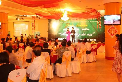 Theo như thông báo của BTC cuộc thi với các nhà tài trợ và dư luận thì toàn bộ số tiền bán đấu giá này (750 triệu đồng) sẽ được ủng hộ để xây Trường tiểu học Hà Linh, huyện Hương Khê, Hà Tĩnh.
