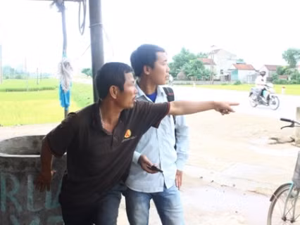 Ông Lê Văn Cảnh, chủ tiệm sửa xe ngày nơi vụ tai nạn xảy ra cũng cho biết hai nạn nhân bị chiếc siêu xe kéo đi một đoạn dài trước khi dừng lại được