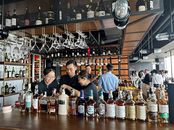 Sinh viên Trường Đại học Tài chính – Marketing học thực tế cùng chuyên gia tại Pullman Saigon Centre. Ảnh: UFM.