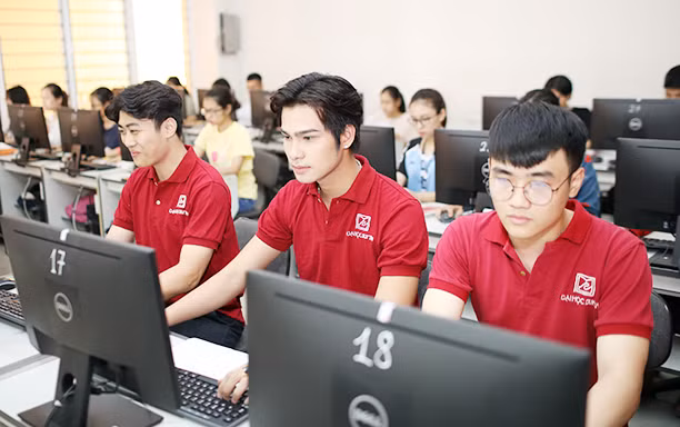 Trường Đại học Duy Tân quyết định tái cấu trúc chương trình đào tạo theo tiêu chuẩn mới, bổ sung hàm lượng kiến thức toán học nhằm trang bị kiến thức nền tảng cho sinh viên. Ảnh: website nhà trường..