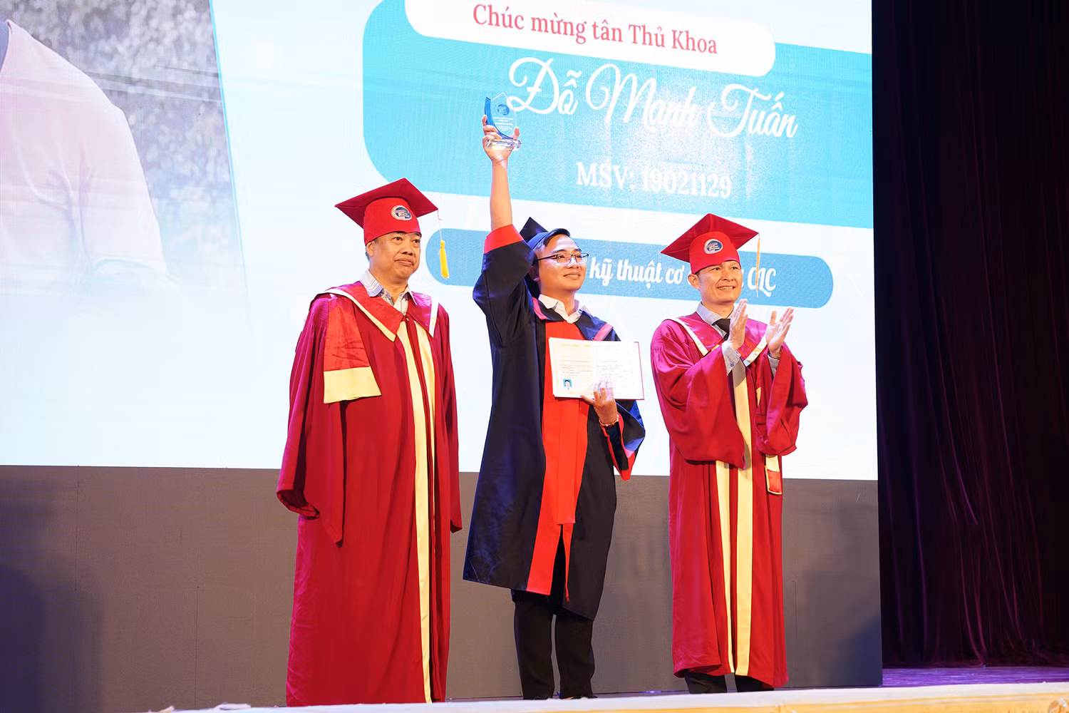 Đỗ Mạnh Tuấn nhận bằng tốt nghiệp thủ khoa ngành Công nghệ kỹ thuật cơ điện tử. Ảnh: NVCC.