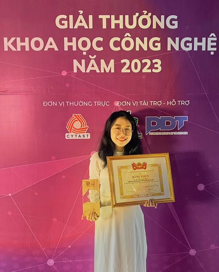 Lê Thị Đức Ngọc nhận giải thưởng Nữ sinh Khoa học công nghệ Việt Nam 2023. Ảnh: NVCC.