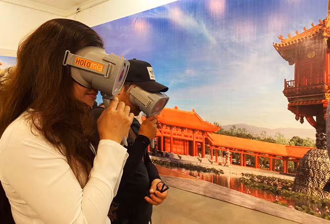 Du khách trải nghiệm kiến trúc chùa Một Cột bằng công nghệ thực tế ảo VR. Ảnh: website Bộ Văn hóa, Thể thao và Du lịch.