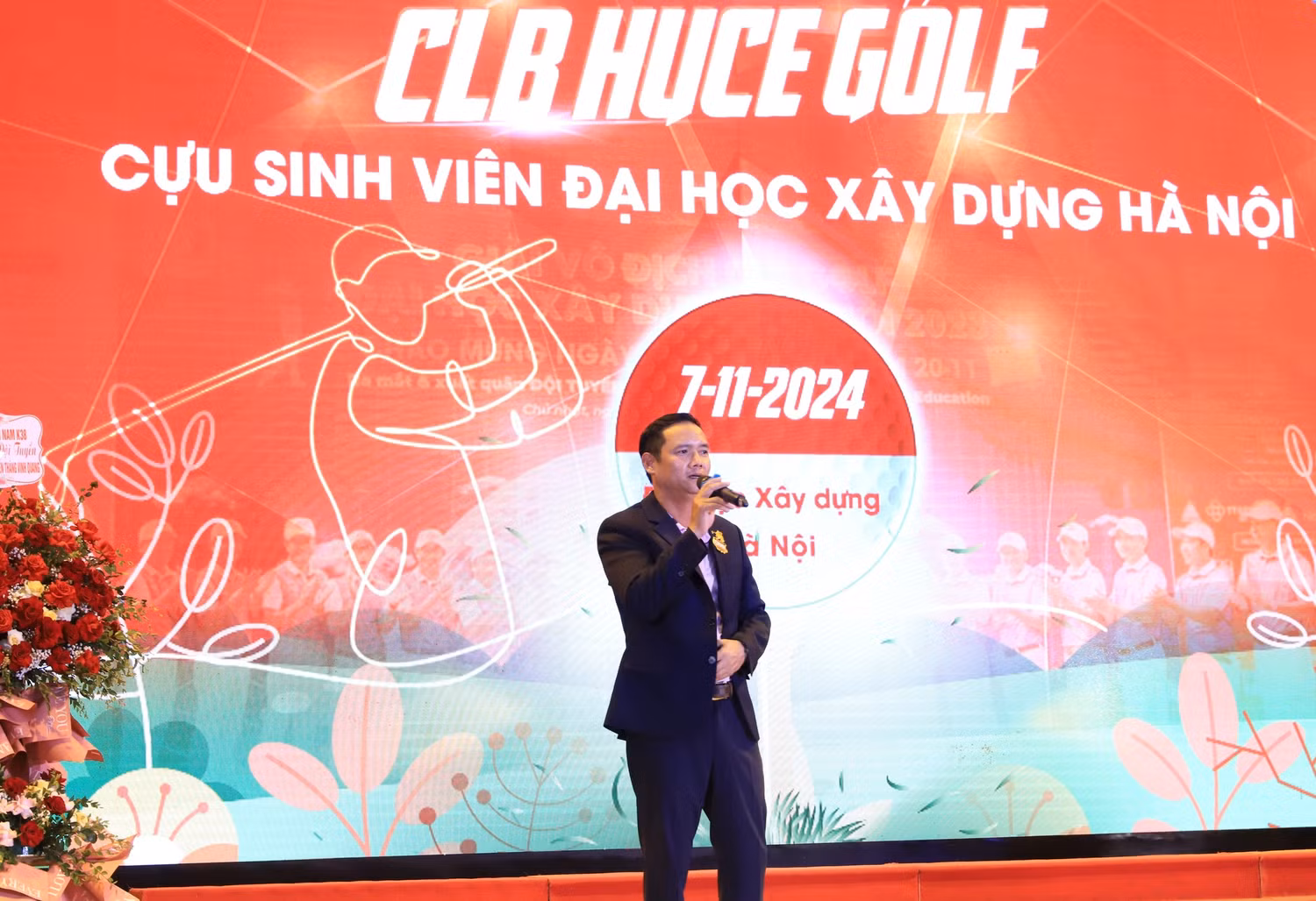 Ông Nguyễn Thanh Hùng - Chủ tịch Đội tuyển Câu lạc bộ HUCE golf Cựu sinh viên Trường Đại học Xây dựng Hà Nội, cựu sinh viên khóa K35 phát biểu tại Lễ Xuất quân. Ảnh: HUCE.