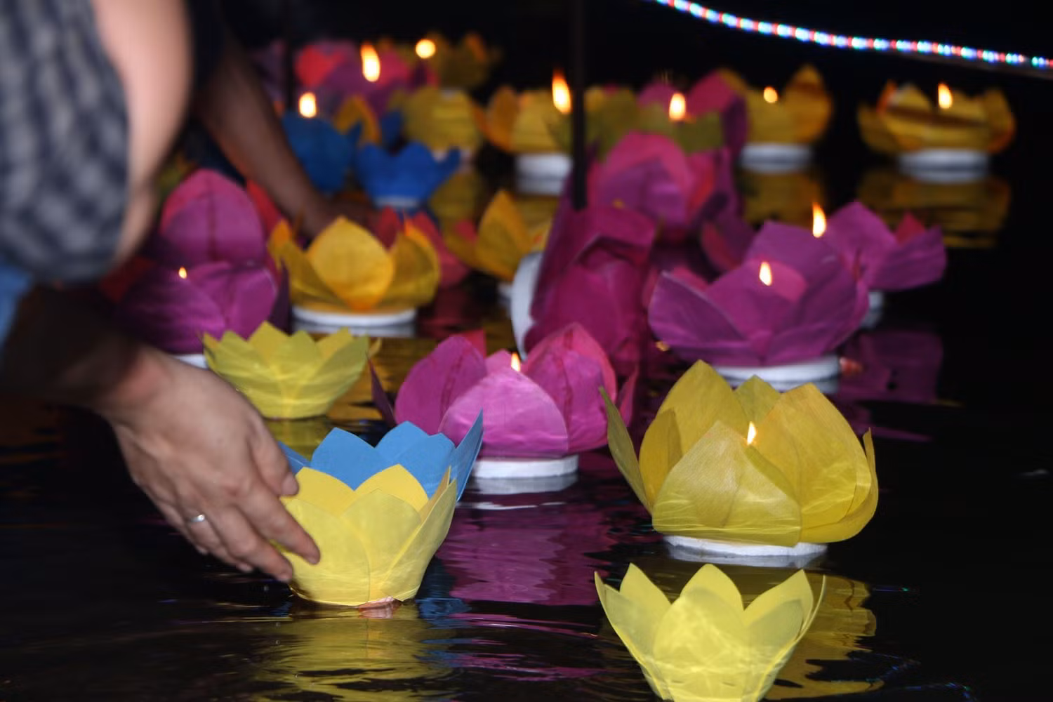 Đèn hoa đăng mang theo ước nguyện về một mùa Vu Lan an lành, ấm áp, thắp sáng những giá trị tinh thần, tâm linh, cầu nguyện cho quốc thái, dân an, gia đình an tọa,…. Ảnh: B.L