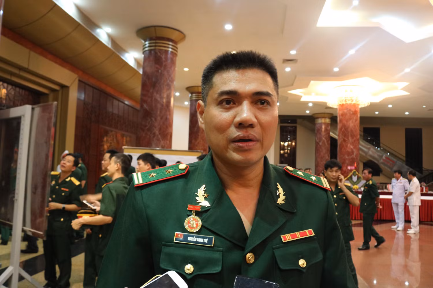 Trung tá Nguyễn Danh Tuệ chia sẻ về mô hình "Bữa sáng cho em" được Đồn Biên phòng Biên phòng cửa khẩu Lóng Sập triển khai. Ảnh: Đỗ Thơm