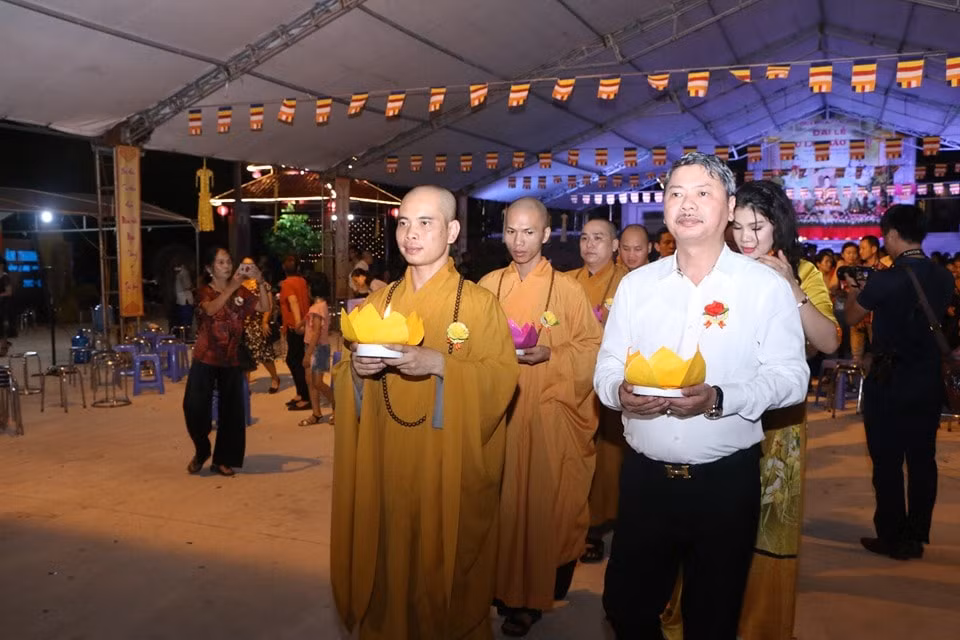 Dòng người tham dự nghi thức thả đèn hoa đăng cầu siêu độ vong linh. Ảnh: T.Đ