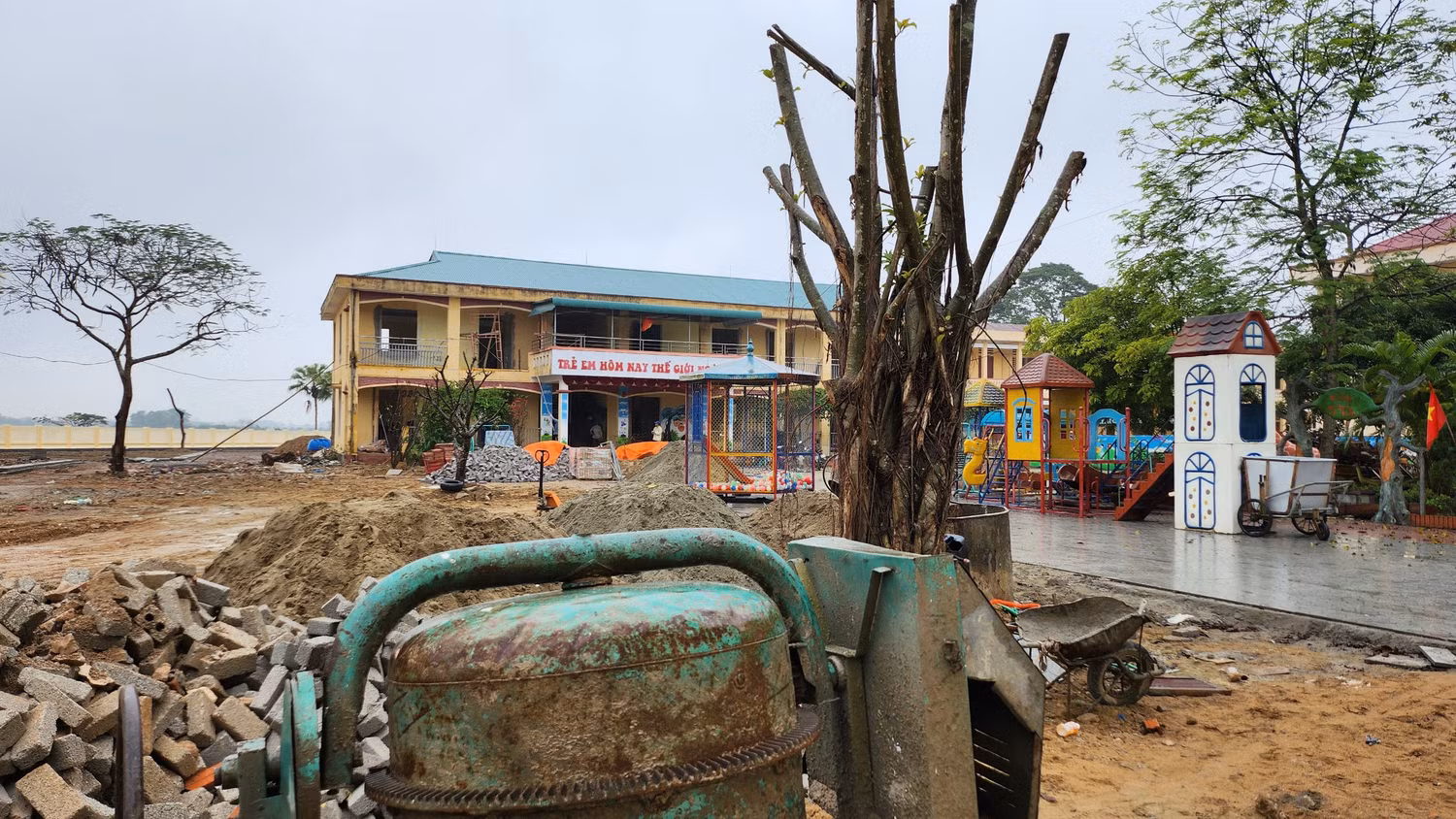 Trong khi các học sinh khác vào học được hơn 10 ngày nhưng học sinh Trường Mầm non Đông Quang chưa thể đi học. Ảnh: CTV