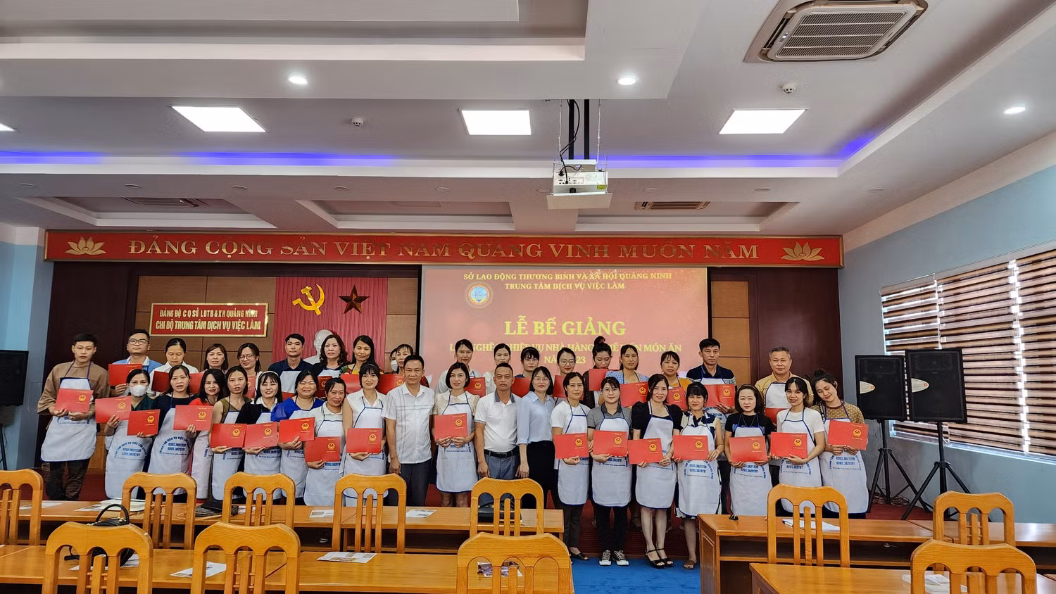 Thực tế nhu cầu tham gia đào tạo nghề sơ cấp của người lao động là rất lớn (Ảnh: PL)