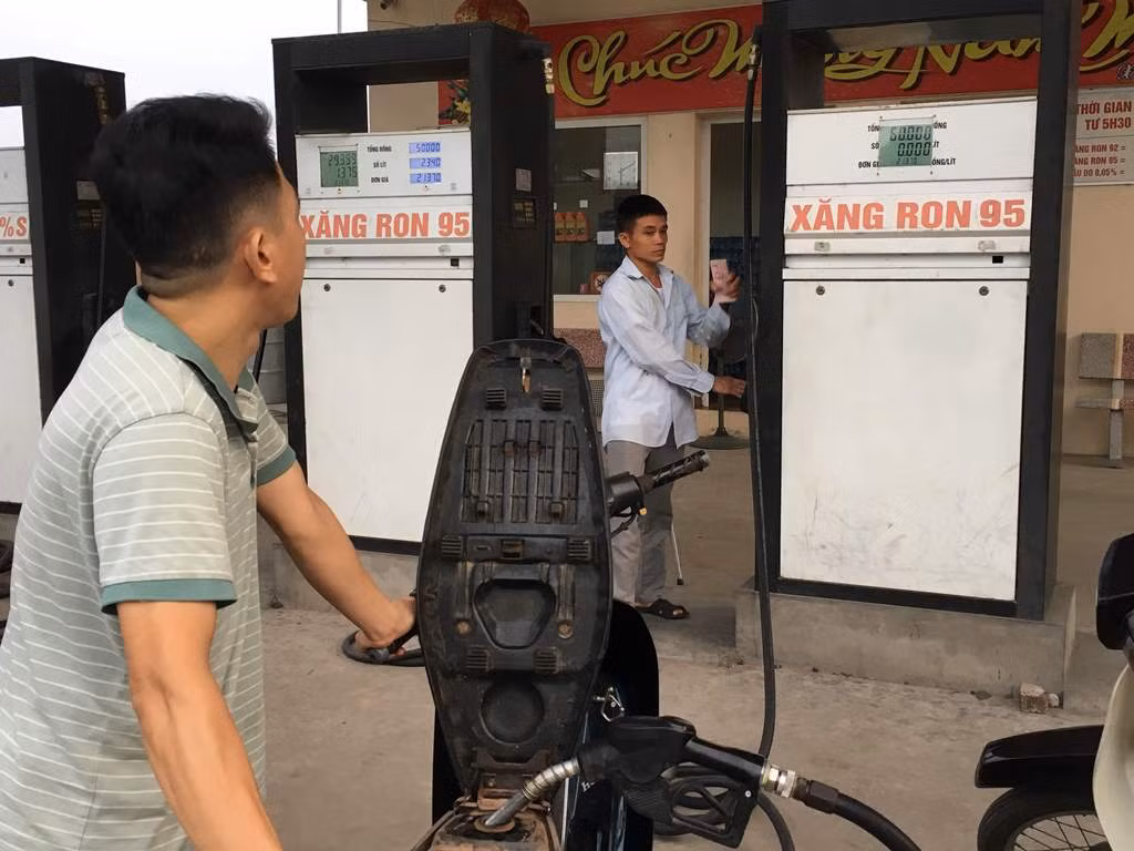 Giá xăng RON92 sau khi giảm 1.138 đồng/lít còn 19.600 đồng/lít. Ảnh: Vũ Phương.