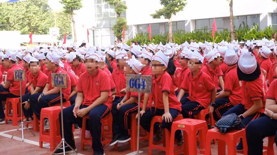 Có nhiều phụ huynh khối 6 Trường trung học cơ sở Lê Lợi đã đóng tiền ủng hộ giáo viên 480-600 ngàn đồng cho học thêm tháng 9. Ảnh: NVCC.