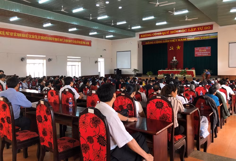 Hội nghị đối thoại chính sách bảo hiểm xã hội thu hút đông đảo bà con nông dân tham gia.