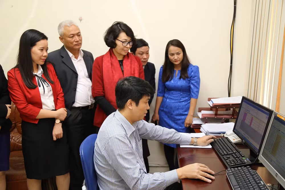 Thứ trưởng, Tổng Giám đốc Bảo hiểm xã hội Việt Nam kiểm tra hệ thống theo dõi trực tuyến công tác tiếp nhận hồ sơ và trả kết quả giải quyết thủ tục hành chính.