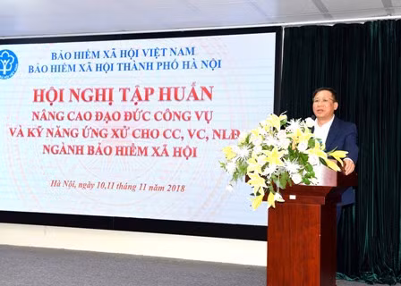 Ông Lê Hùng Sơn, Vụ trưởng Vụ Tổ chức cán bộ Bảo hiểm xã hội Việt Nam phát biểu tại buổi tập huấn. Ông Lê Hùng Sơn, Vụ trưởng Vụ Tổ chức cán bộ Bảo hiểm xã hội Việt Nam phát biểu tại buổi tập huấn.