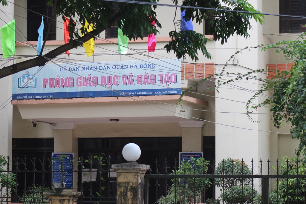 Bà Nguyễn Thị Thu Hương, Phó trưởng phòng Phòng Giáo dục và Đào tạo thừa nhận, có việc phụ huynh đề xuất ủng hộ, bồi dưỡng giáo viên, nhưng quan điểm của Phòng phải đúng quy định. Ảnh: Q.T.