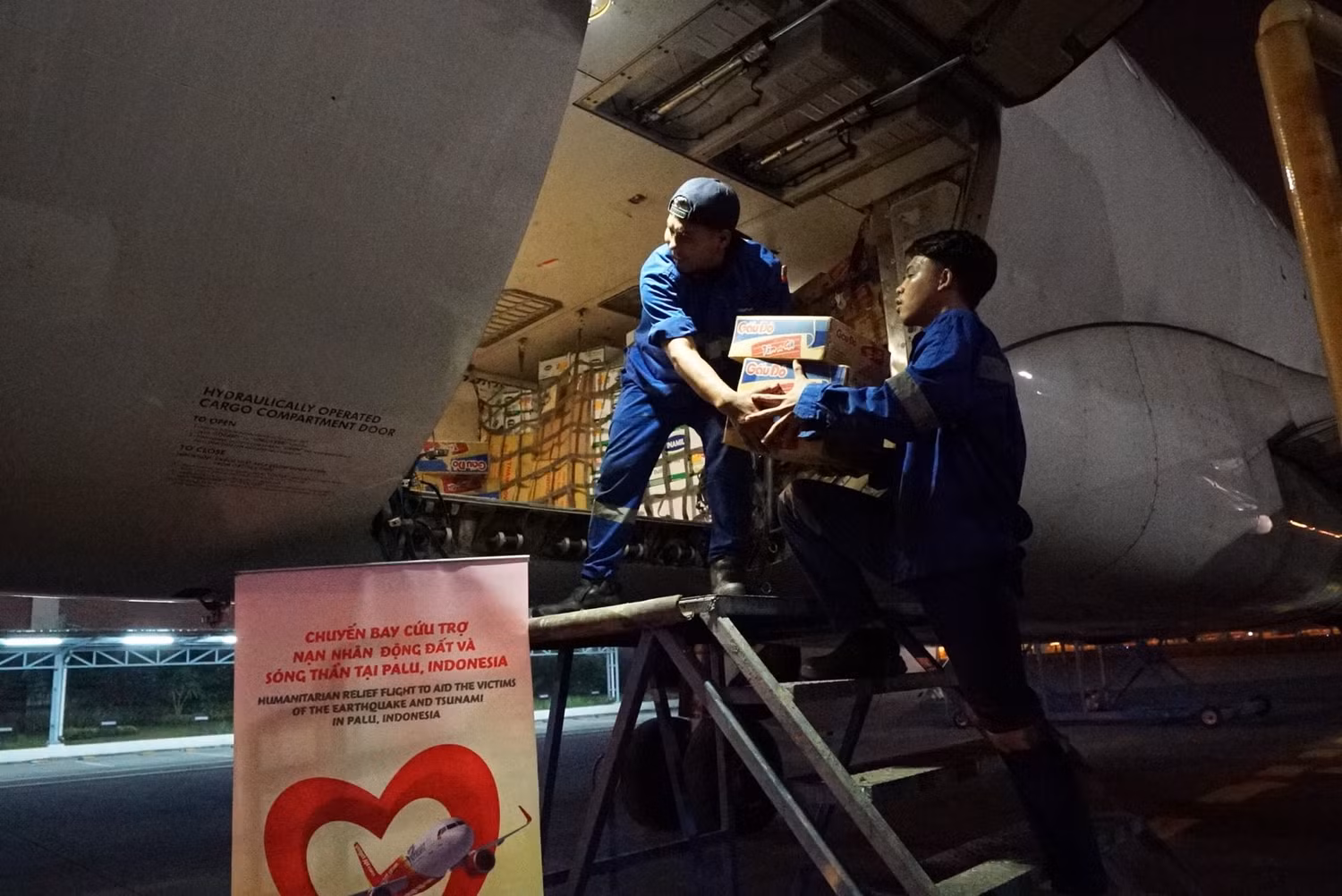 Rạng sáng 4/10, tại sân bay Jakarta, các hoạt động cứu trợ đã diễn ra hết sức khẩn trương.