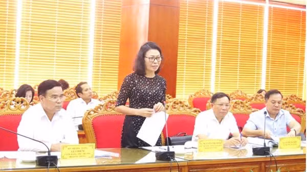 Thứ trưởng, Tổng Giám đốc Bảo hiểm xã hội Việt Nam Nguyễn Thị Minh phát biểu tại buổi làm việc. Thứ trưởng, Tổng Giám đốc Bảo hiểm xã hội Việt Nam Nguyễn Thị Minh phát biểu tại buổi làm việc.
