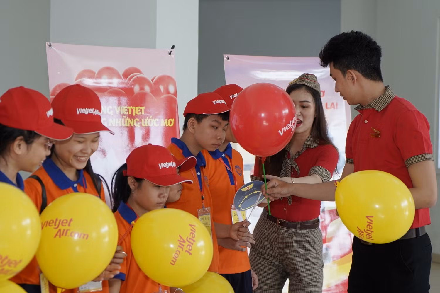 Các tiếp viên trẻ trung của Vietjet cũng dành thời gian vui Trung thu cùng các em nhỏ.