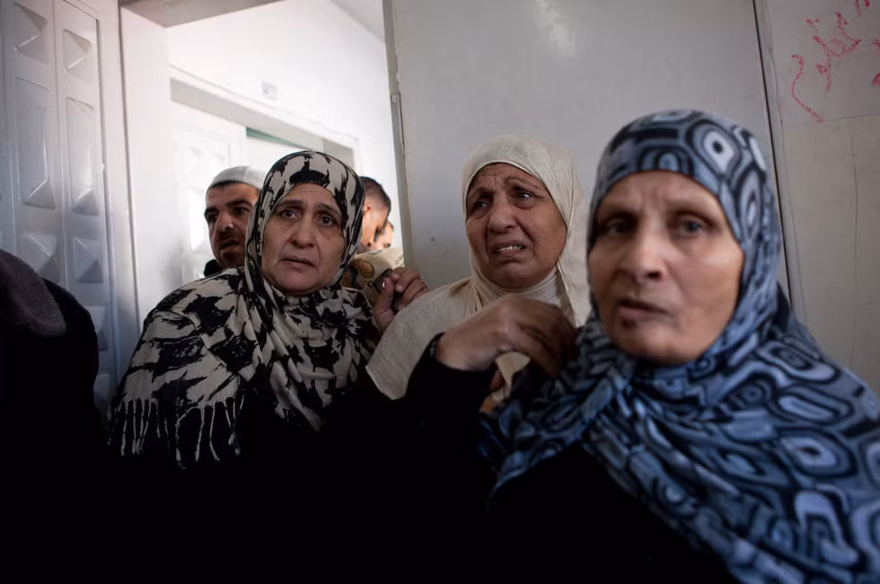 Những đôi mắt buồn rầu xen lẫn hoang mang của những người phụ nữ Palestine ở Dải Gaza trong cảnh bom rơi đạn lạc Những đôi mắt buồn rầu xen lẫn hoang mang của những người phụ nữ Palestine ở Dải Gaza trong cảnh bom rơi đạn lạc