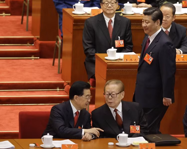 Ông Hồ Cẩm Đào trao đổi với ông Giang Trạch Dân trước khi bước vào buổi khai mạc đại hội, người đi phía sau là Phó chủ tịch Tập Cận Bình, người được cho là sẽ giữ ghế Tổng bí thư đảng Cộng sản Trung Quốc khóa 18 thay ông Hồ Cẩm Đào
