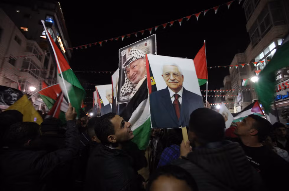 Chân dung cố Tổng thống Arafat và đương kim Tổng thống Mamoud Abbas cùng quốc cờ Palestine tung bay khắp nơi