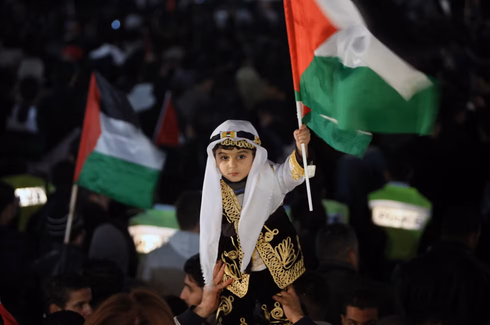 Người dân thành phố Bờ Tây sông Ramallah, Palestine đổ ra đường ăn mừng sự kiện trọng đại